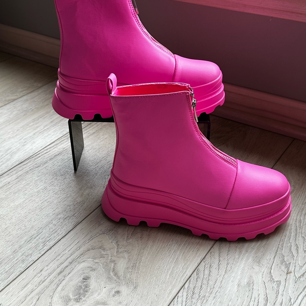 NEW - Berness - Pink Ankle Booties with Glossy Finish - Size 6